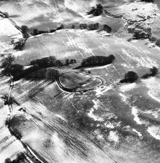 Broom Hill, oblique aerial view, taken from the NW, centred on the remains of a fort and enclosure, with cultivation remains surrounding.