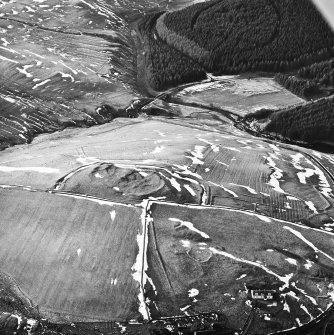 Camp Hill, Bailiehill, oblique aerial view, taken from the SE, centred on a fort and settlement and on an enclosure and cultivation remains. Bailiehill farmstead is visible in the bottom right-hand corner of the photograph.