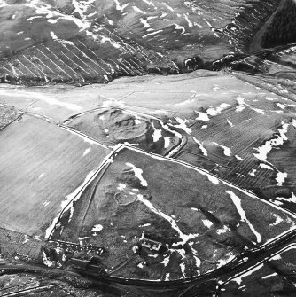 Camp Hill, Bailiehill, oblique aerial view, taken from the ESE, centred on a fort and settlement and on an enclosure and cultivation remains. Bailiehill farmstead is visible in the bottom centre of the photograph.