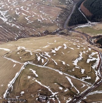 Camp Hill, Bailiehill, oblique aerial view, taken from the ESE, centred on a fort and settlement and on an enclosure and cultivation remains.
