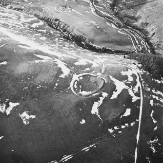 Shaw Hill, Calkin, oblique aerial view, taken from the E, centred on a settlement. A linear earthwork and a building, sheepfold and cultivation remains are visible in the top left-hand corner and centre of the photograph.