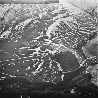 Shaw Hill, Calkin and Boyken Burn, oblique aerial view, taken from the NW, centred on two settlements and two linear earthworks. A farmsteading is visible in the bottom right-hand corner of the photograph.