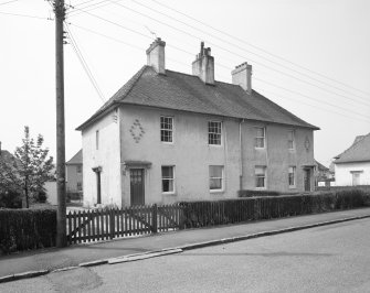 Inchinnan, Beardmore Cottages, view of specimen block of four flats.