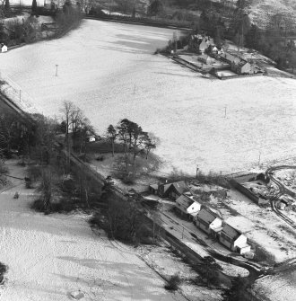 Oblique aerial view of Tulloch Knowe cairn
