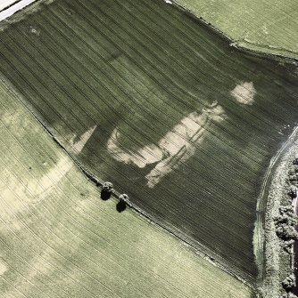 Cargill, oblique aerial view taken from the NNE centred on the cropmarks of a Roman Fortlet.