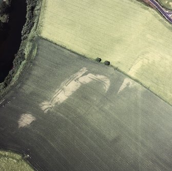 Cargill, oblique aerial view taken from the SSW centred on the cropmarks of a Roman Fortlet.
