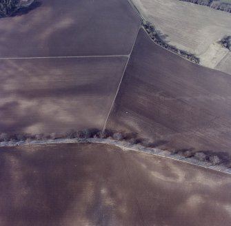 Oblique aerial view centred on soilmarks of the cursus.