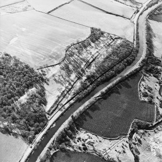 Aerial view of the Antonine Wall (c. 814 794) and Seabegs Wood fortlet, taken from the NE.