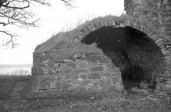 General view of the base of the tower-house, including the buckle quoins.