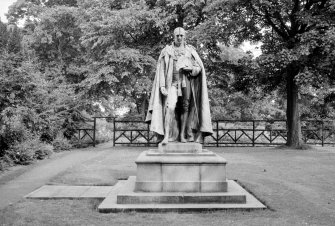 Statue of 1st Marquess of Linlithgow, Linlithgow Burgh