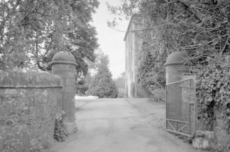 Wallacehall Academy & Gatepiers, Closeburn