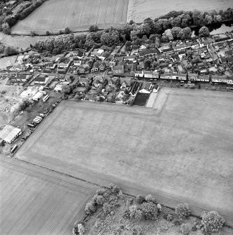 Oblique aerial view of Froickheim centred on the town, and the cropmarks of an enclosure, rig and linear cropmarks, taken from the SSE.