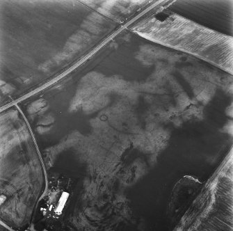 Easter Kinnear, oblique aerial view centred on the cropmarks of an unenclosed settlement, a ring-ditch and enclosures.