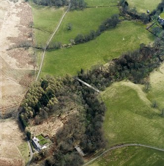 Oblique aerial photograph of Ballewan Old (right, NS 5456 8117) and New (left, NS 5449 8131) Aqueduct Bridges, with Ballewan No.1 Byewash visible (top)