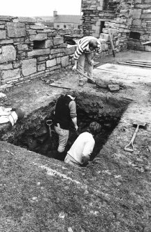 Excavation photograph : outside palace, men digging septic tank, from north-west.