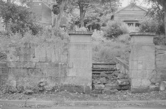 Gatepiers to former Richmond House, Cumbernauld parish