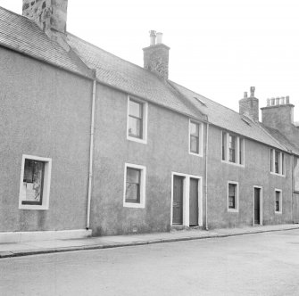 General view of 1 Clunie Street, Banff, and adjoining buildings.