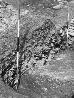 Excavation photograph : shallow ditch west of broch wall, outside.