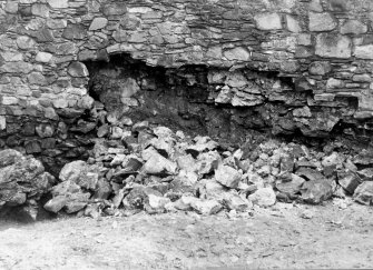 Excavation photograph : partially collapsed S wall, built in 20th century, from N.