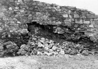 Excavation photograph : partially collapsed S wall, built in 20th century, from N.