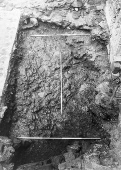 Excavation photograph : N end of range fully excavated - robber trench f247 removed, from E.