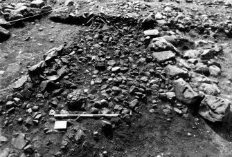 Excavation photograph : F8047/1013 - stone rings between A and B.