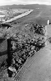 Excavation photograph : whole trench, bank 002/006 exposed.