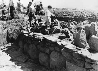 Excavation photograph : workers on souterrain.