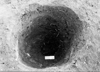 Excavation photograph : pit f868 fully excavated with post in situ at base, from S.