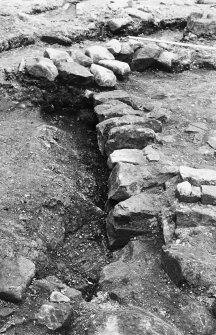 Excavation photograph : inside face of north wall of gatehouse, from west.