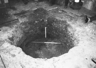 Excavation photograph - the shaft after removal of layers F1, F2 and F3