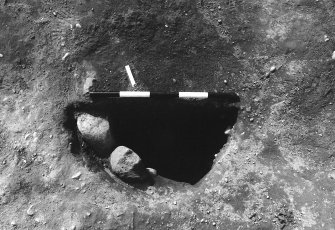 Excavation photograph : area 4 - f4024, post hole, half sectioned, with packing, from above.