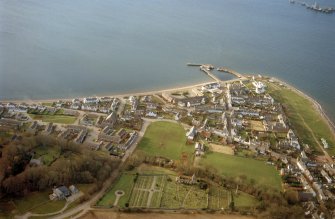 Oblique aerial view of Cromarty, looking NW.