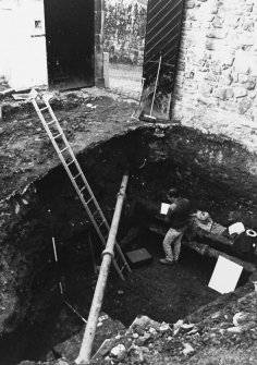 Excavation photograph : area J - E-W wall in stables yard.