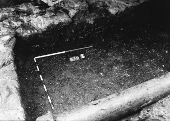 Excavation photograph : area L - black layer (coal and mortar) in angle between 816 and 817.