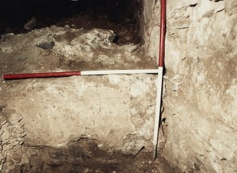 Excavation photograph : detail of wall 1066 and N-S wall of storekeepers house with plaster.