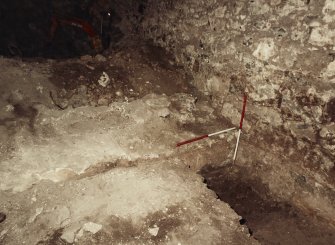 Excavation photograph : detail of wall 1066 and N-S wall of storekeepers house with plaster.