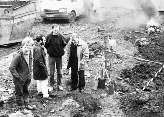 Dunfermline, Priory Lane, former Lauder Technical College, excavations.
Excavation photograph : on site meeting.