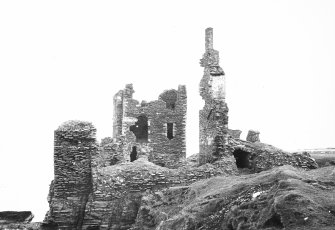 From north west.  Outer ditch crosses foreground, behind is the outer gateway and
surviving fragment of the "Queen's Room" of Castle Sinclair - the keep of Girnigoe behind