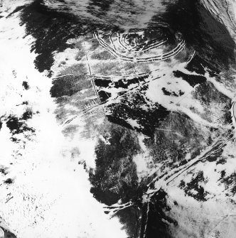 Woden Law, fort and associated monuments: air photograph under snow.
Professor D. Harding, 1983.
