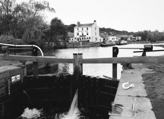 General view of lock gates with Union Inn beyond