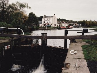 General view of lock gates with Union Inn beyond