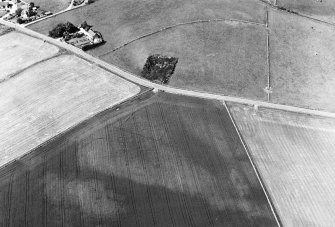 Oblique aerial view centred on the cropmarks of the pit-defined cursus, pits, ring-ditch and enclosure, taken from the S.