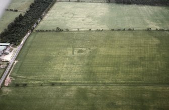 Huntington, settlement, barrow and linear cropmark: oblique air photograph of cropmarks.
John Dent: 92.33.35