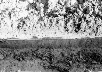 Excavation photograph : lower part of centre of section.