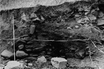 Excavation photograph : stone feature 104.