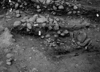 Excavation photograph : SW quadrant showing 021/025 and pebble floor.