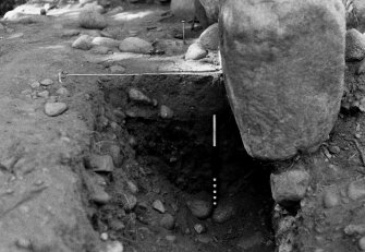 Excavation photograph : section H, through slot 016, 047 and 004.