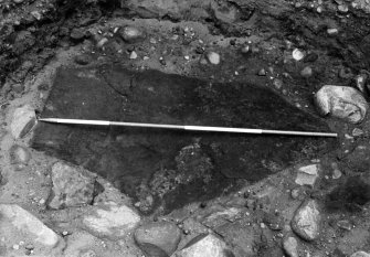 Excavation photograph : 076 capstone in cuts 060/072 close up, from south.