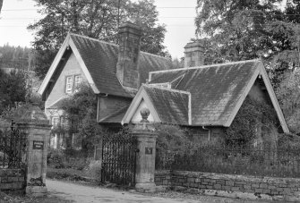 Crawfordton Lodge & gatepiers, Glencairn Parish